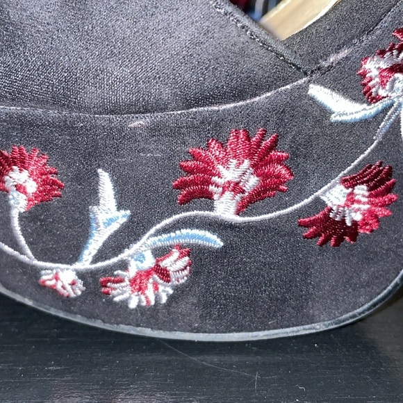 JustFab Lawren High Heel Sandals. Size 8. Chunky heel. Floral design. - Picture 9 of 14